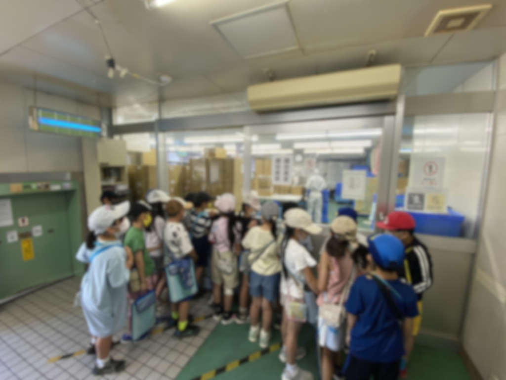 近隣の小学生が社会見学に来てくれました